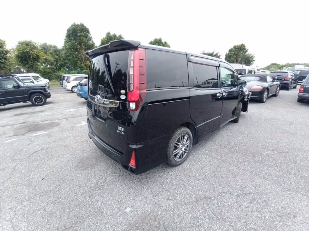 TOYOTA NOAH