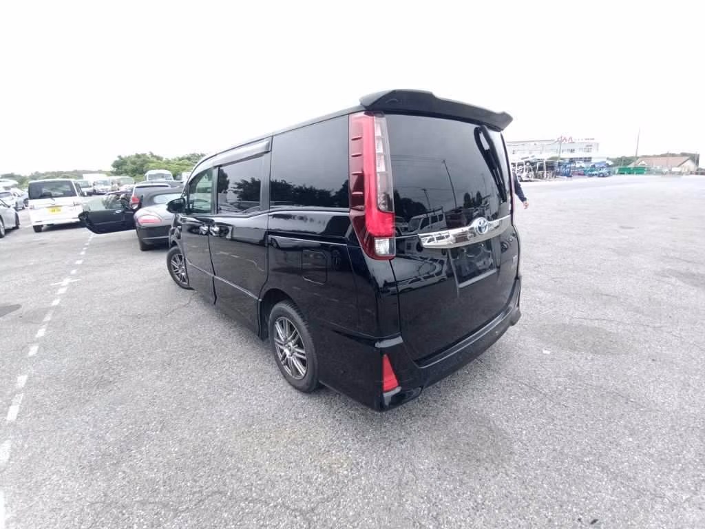 TOYOTA NOAH