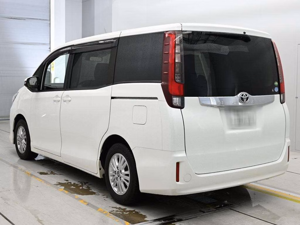 TOYOTA NOAH