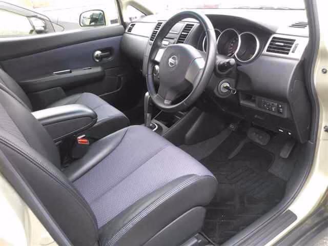 NISSAN TIIDA
