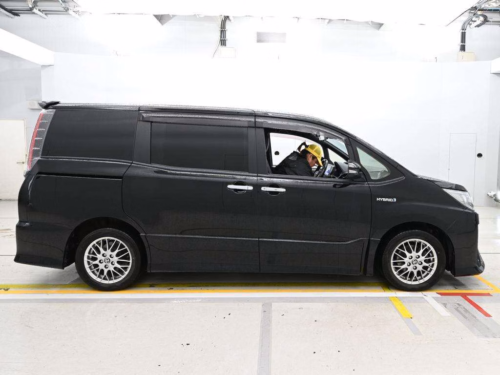 TOYOTA NOAH