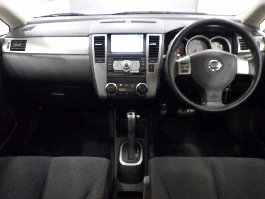 NISSAN TIIDA