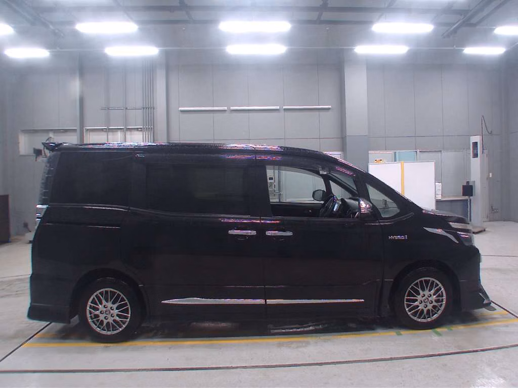 TOYOTA VOXY