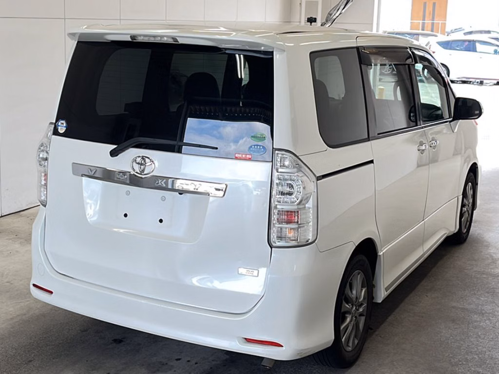 TOYOTA VOXY