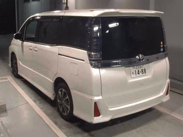 TOYOTA VOXY
