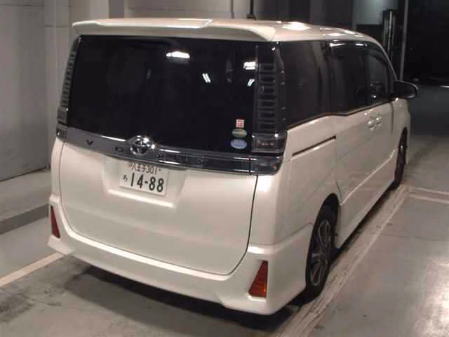 TOYOTA VOXY
