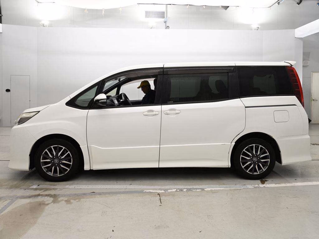 TOYOTA NOAH