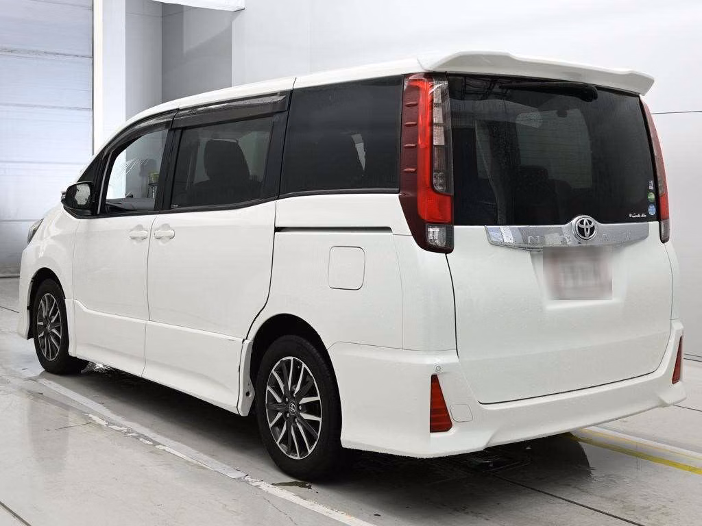 TOYOTA NOAH