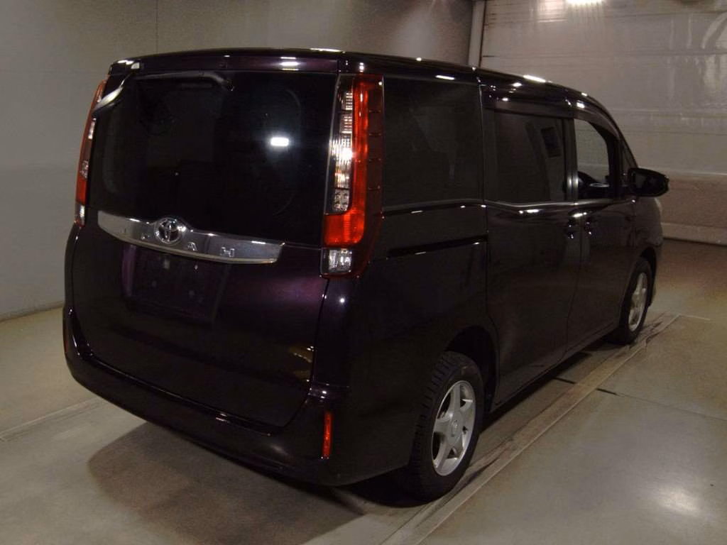 TOYOTA NOAH
