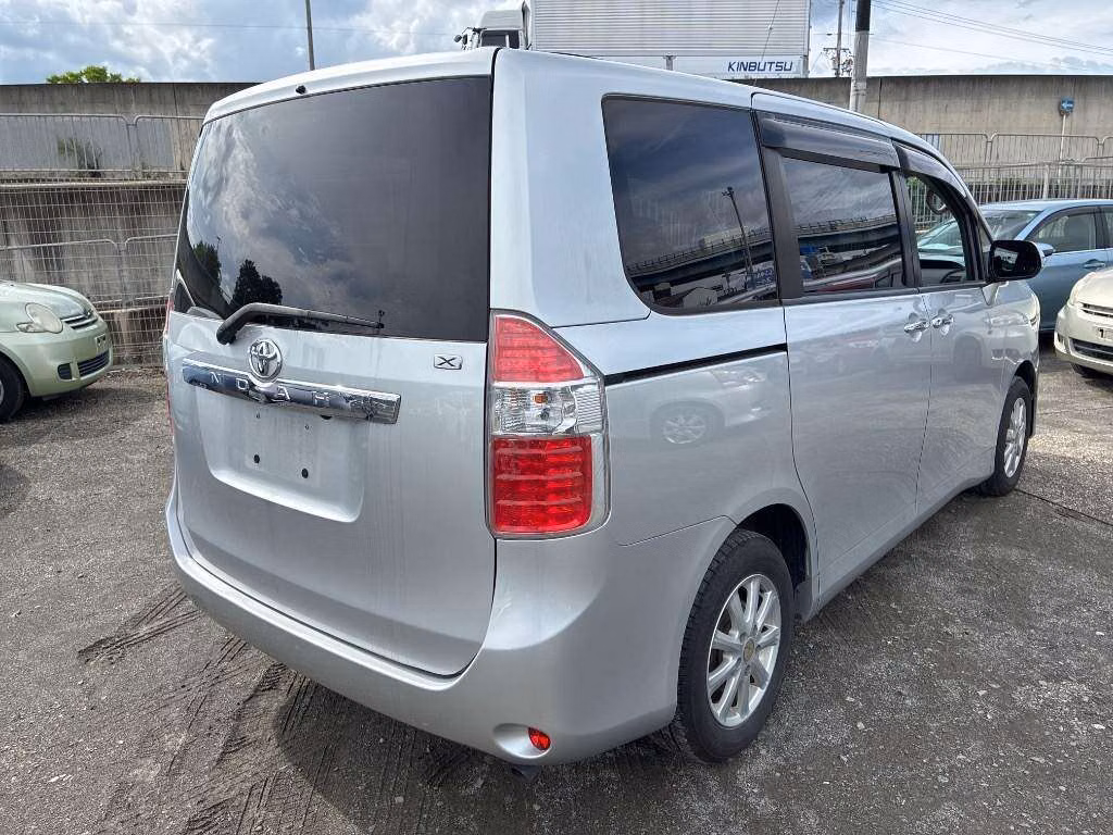 TOYOTA NOAH