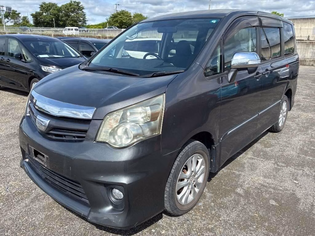 TOYOTA NOAH