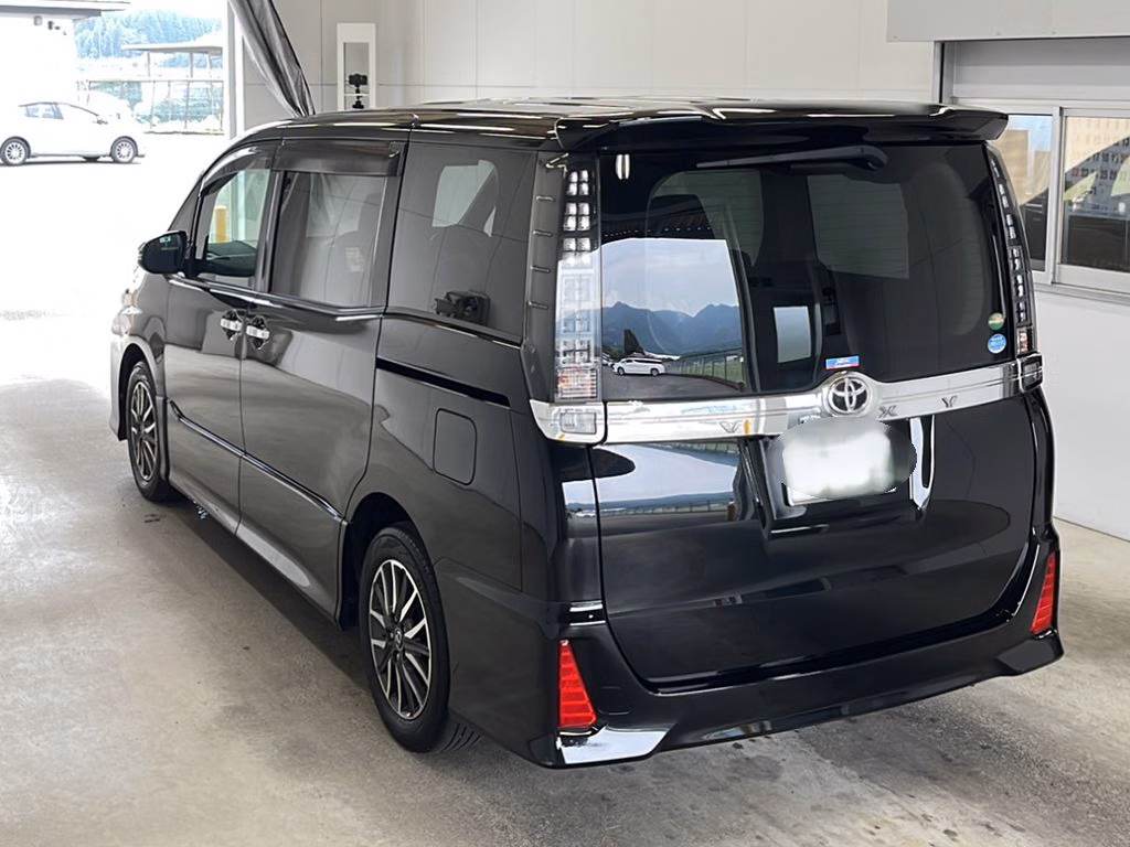 TOYOTA VOXY
