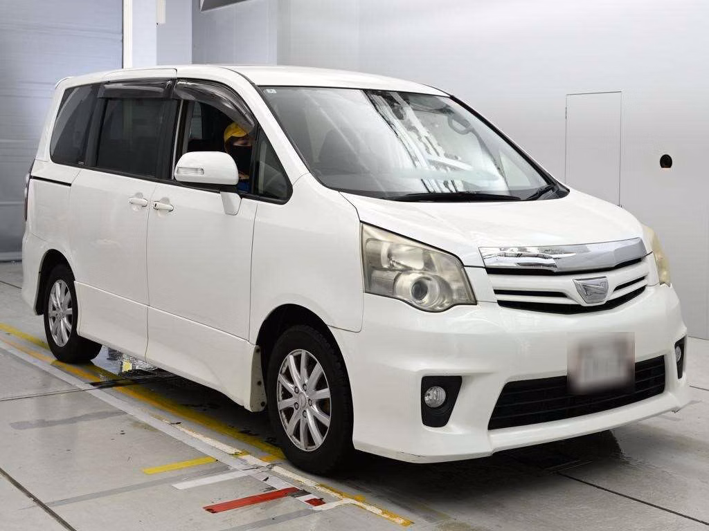 TOYOTA NOAH