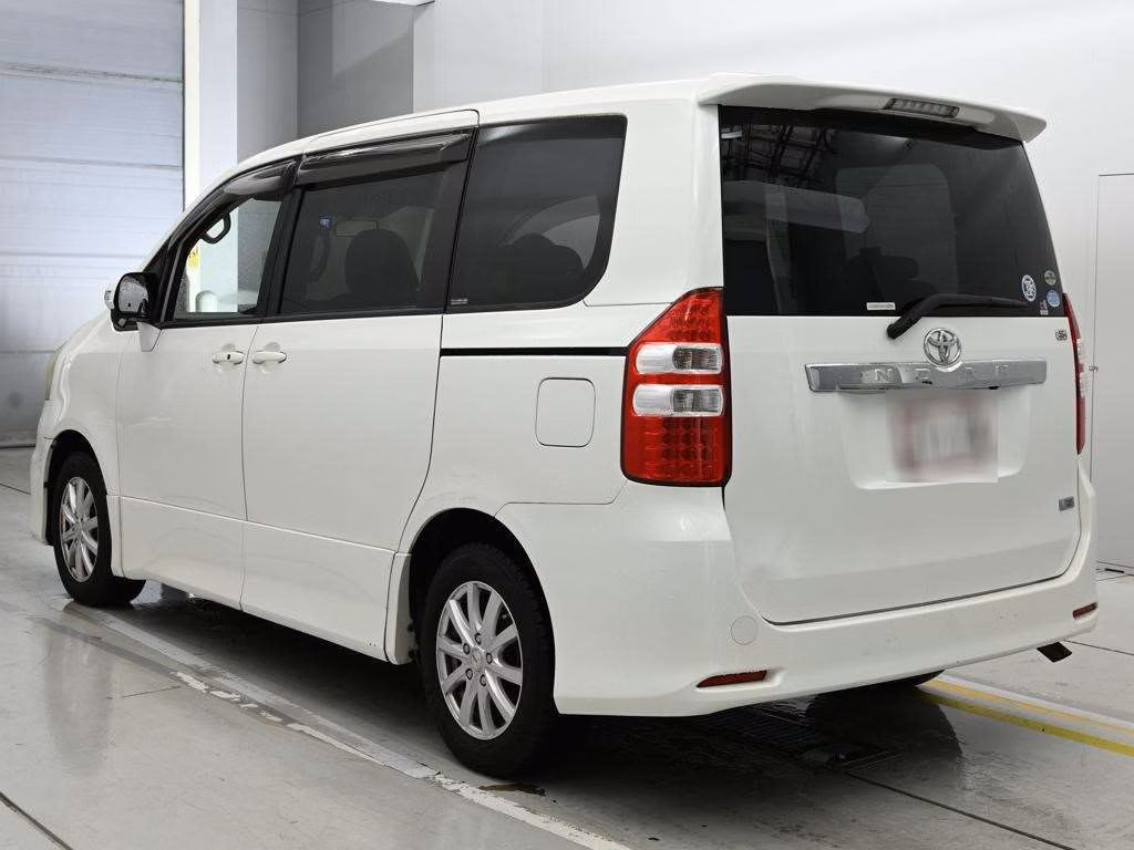 TOYOTA NOAH