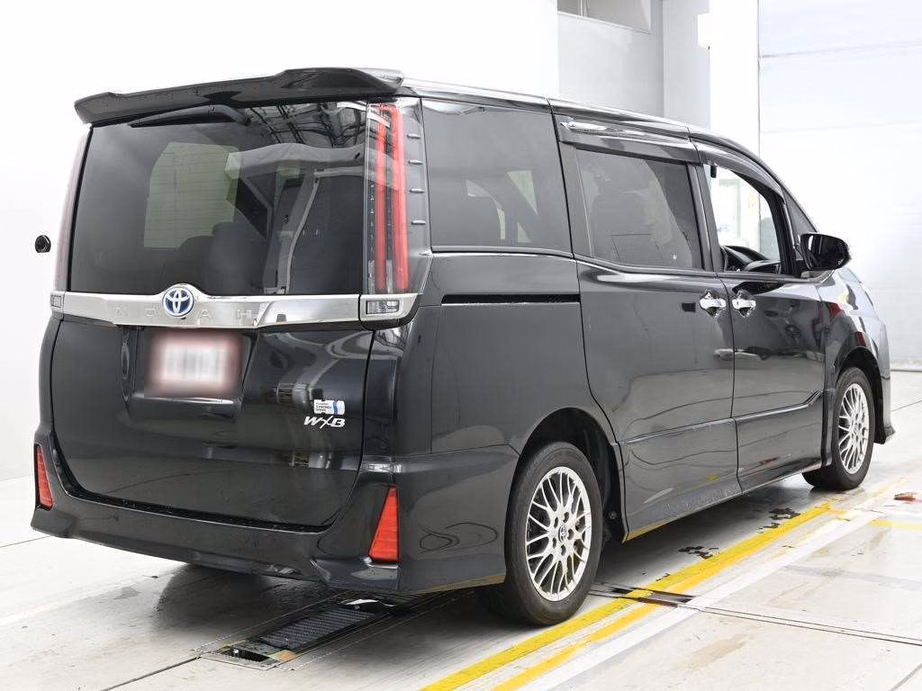 TOYOTA NOAH