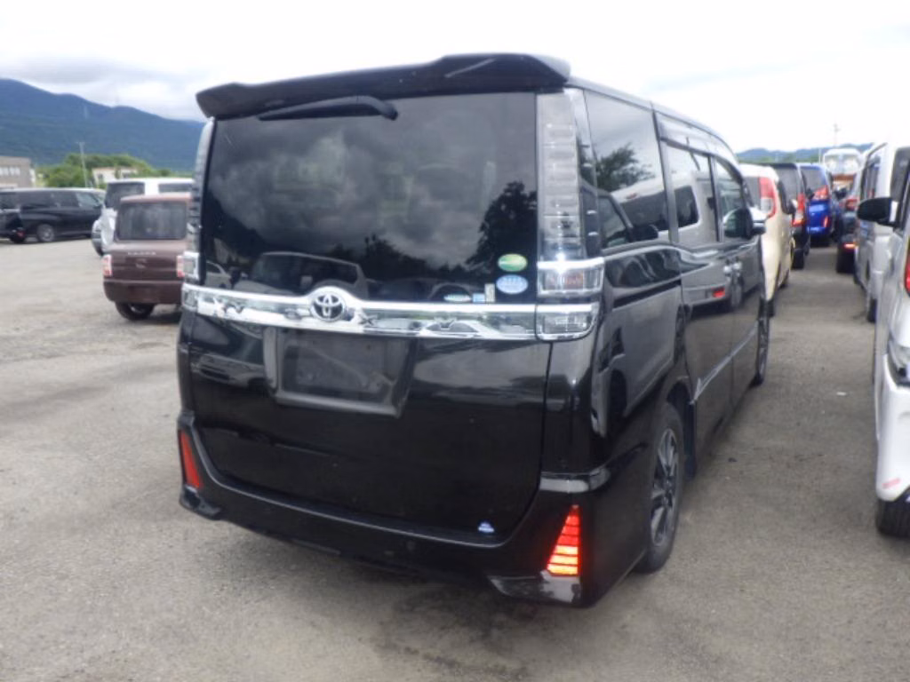 TOYOTA VOXY