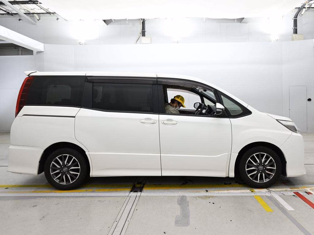 TOYOTA NOAH