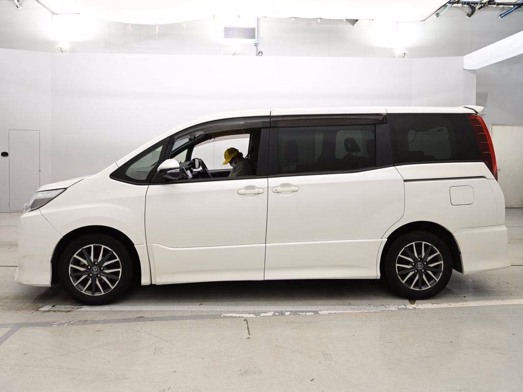 TOYOTA NOAH