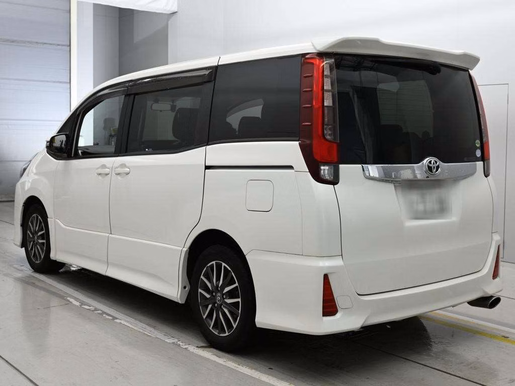 TOYOTA NOAH