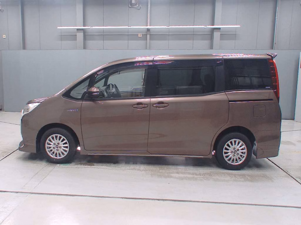 TOYOTA NOAH