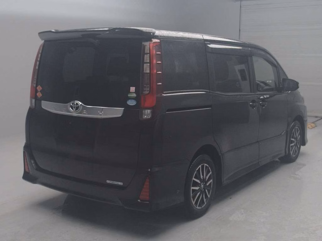 TOYOTA NOAH