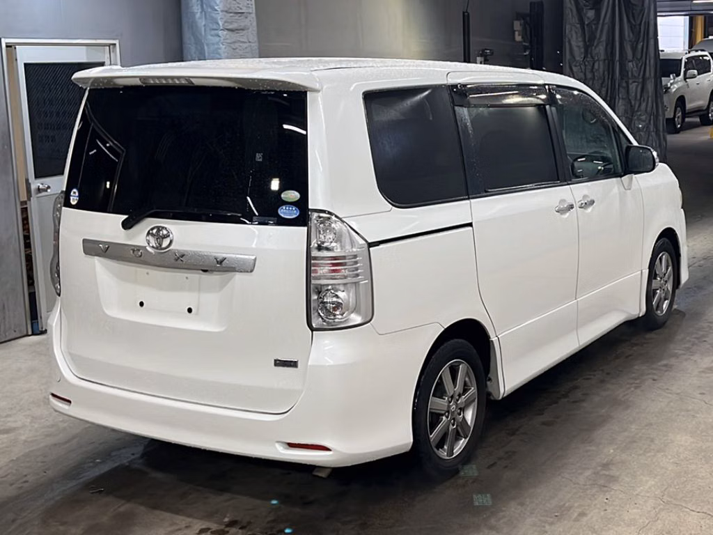 TOYOTA VOXY