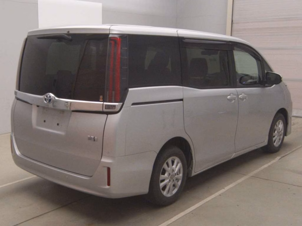 TOYOTA NOAH