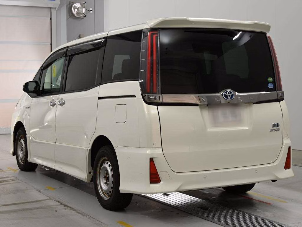 TOYOTA NOAH