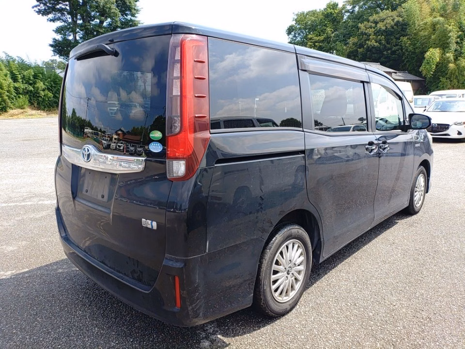 TOYOTA NOAH