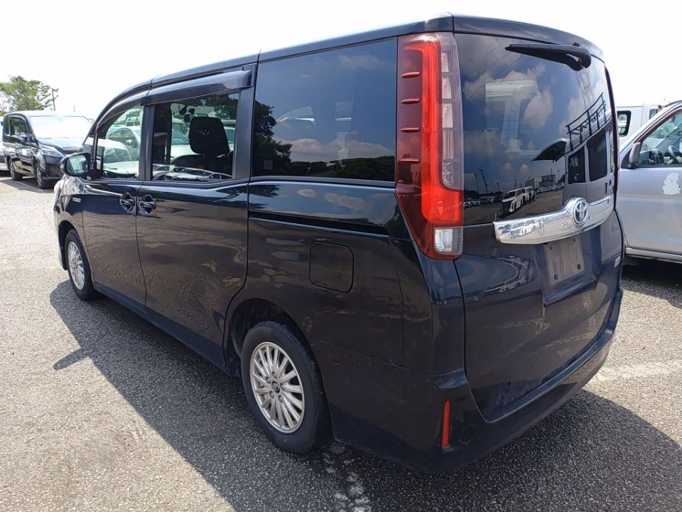 TOYOTA NOAH