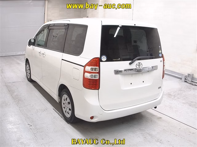 TOYOTA NOAH