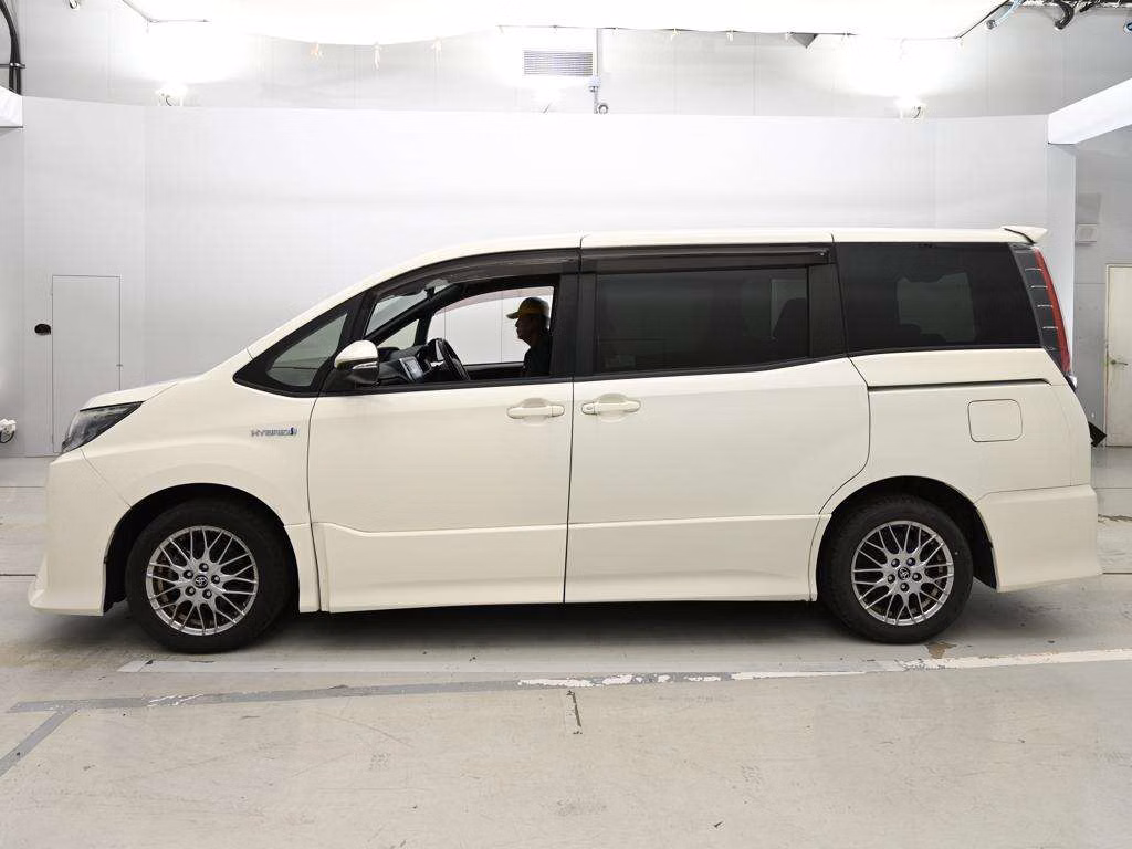 TOYOTA NOAH