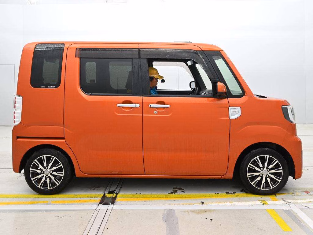 DAIHATSU WAKE