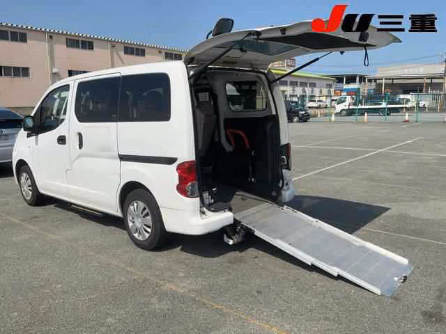 NISSAN NV200