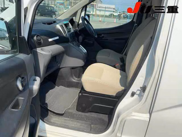NISSAN NV200