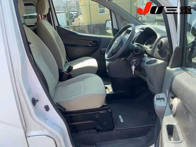 NISSAN NV200