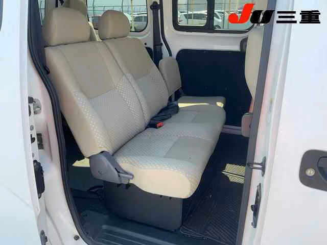 NISSAN NV200