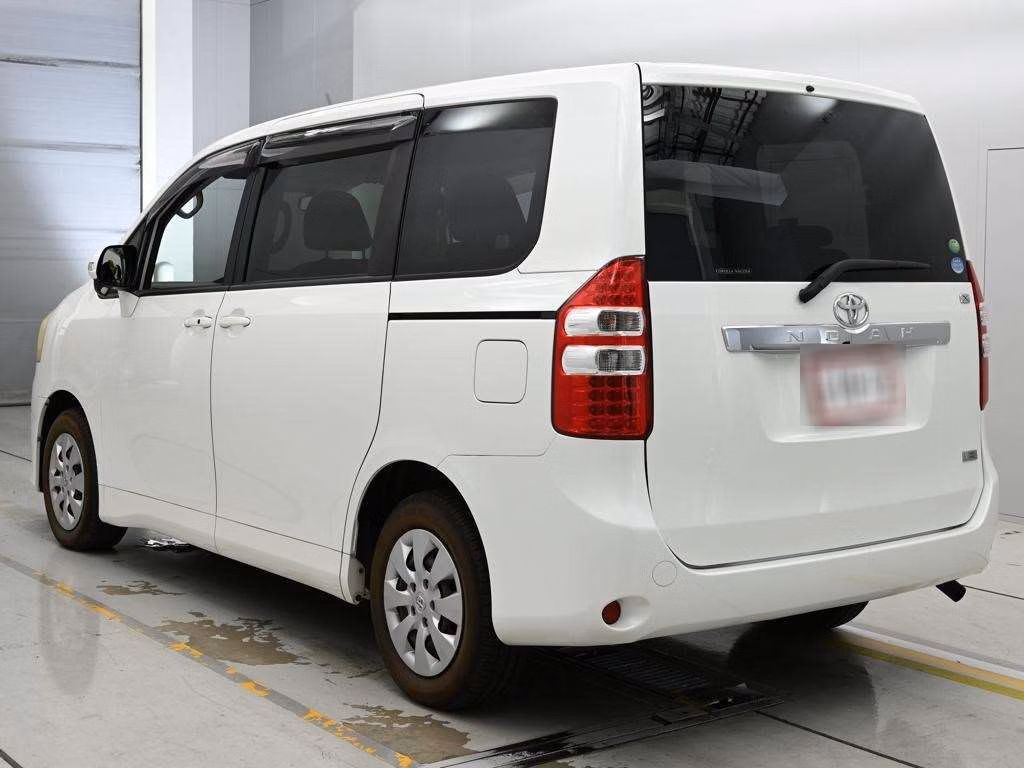 TOYOTA NOAH