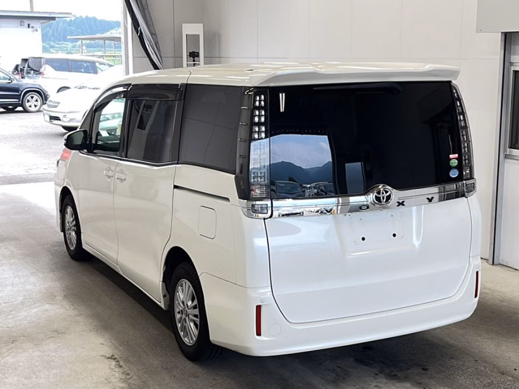TOYOTA VOXY