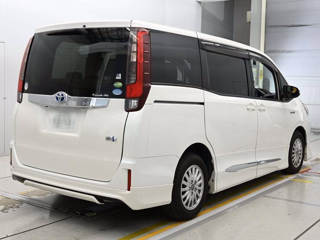 TOYOTA NOAH