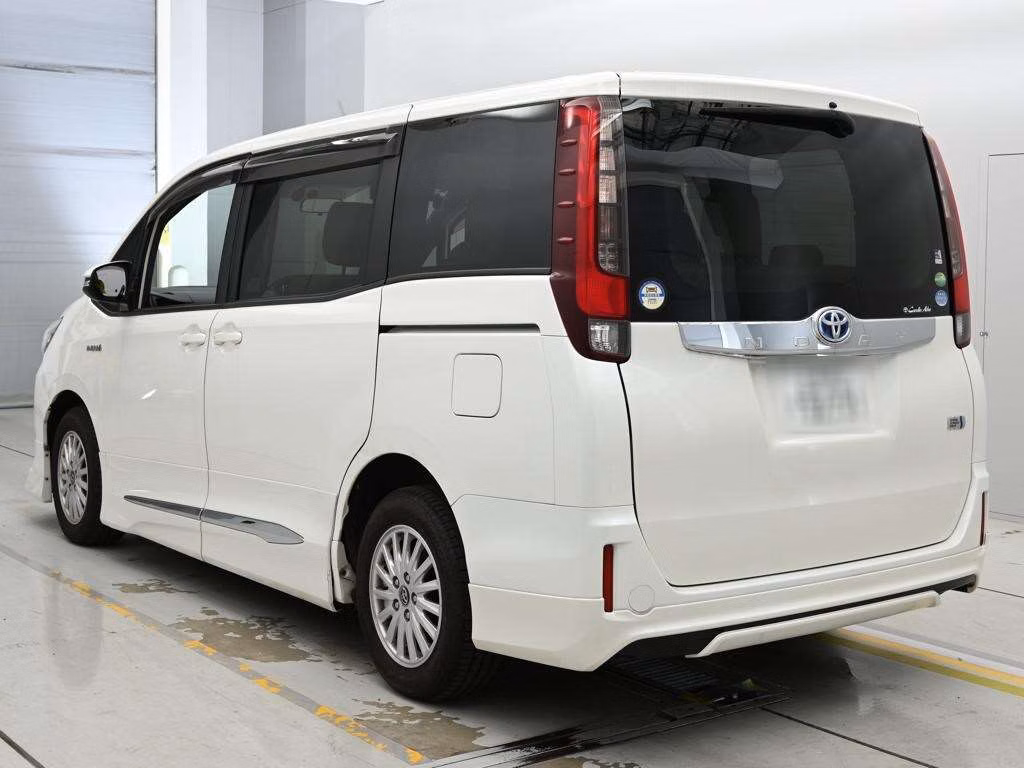 TOYOTA NOAH
