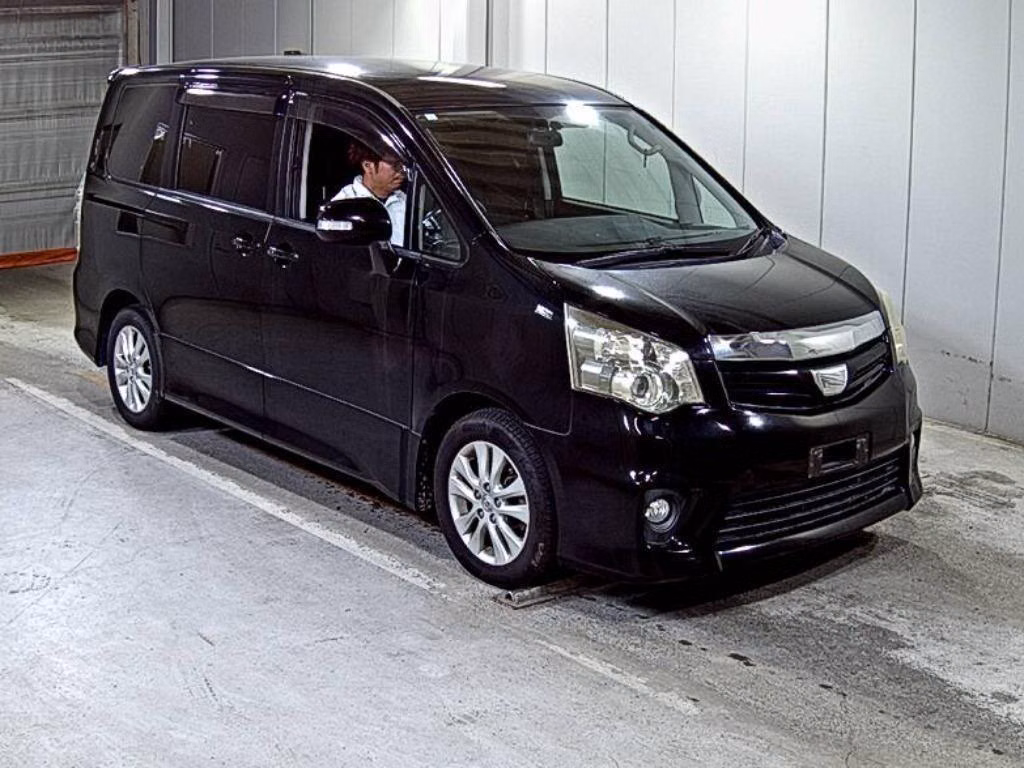 TOYOTA NOAH
