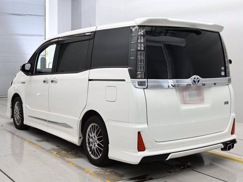 TOYOTA VOXY