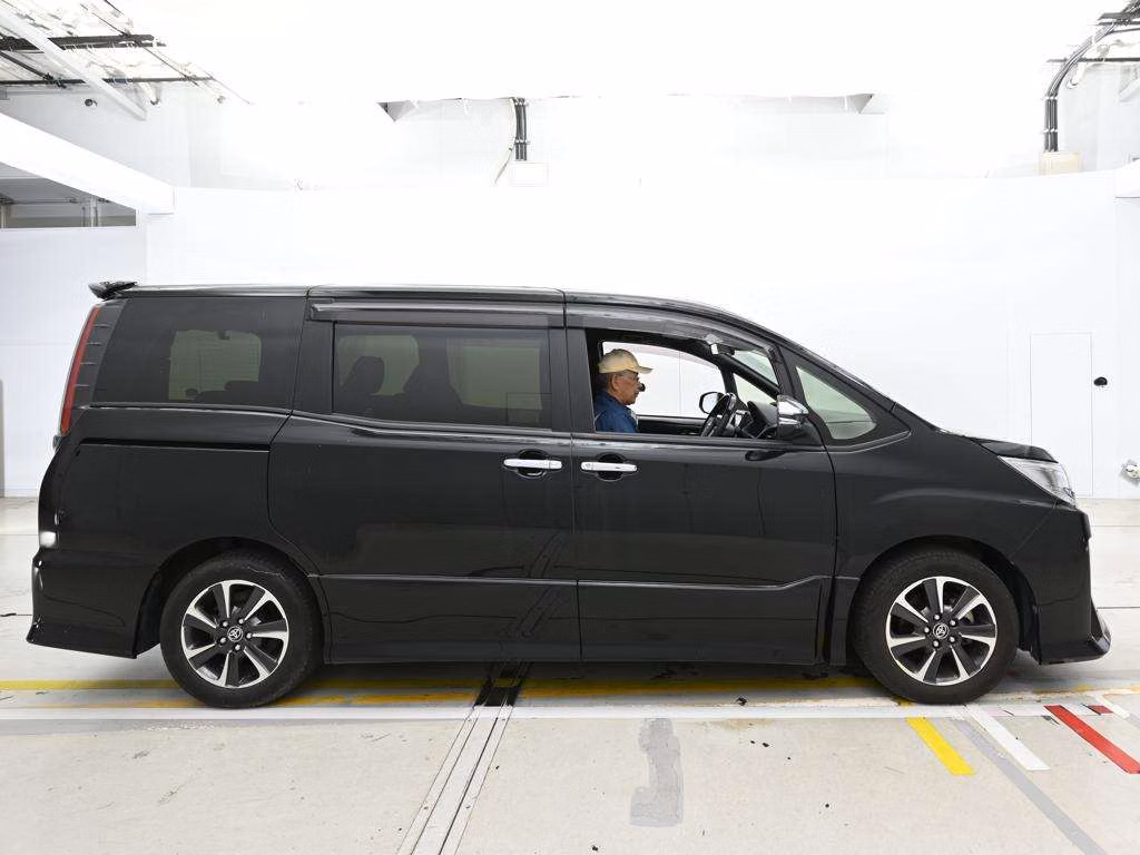 TOYOTA NOAH