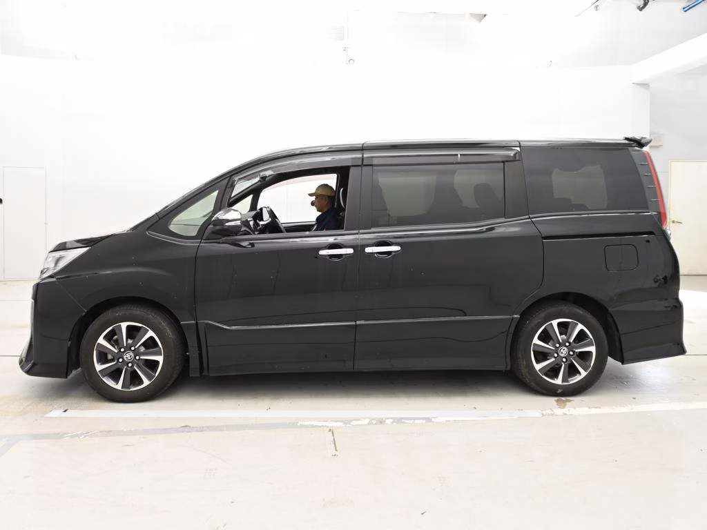 TOYOTA NOAH