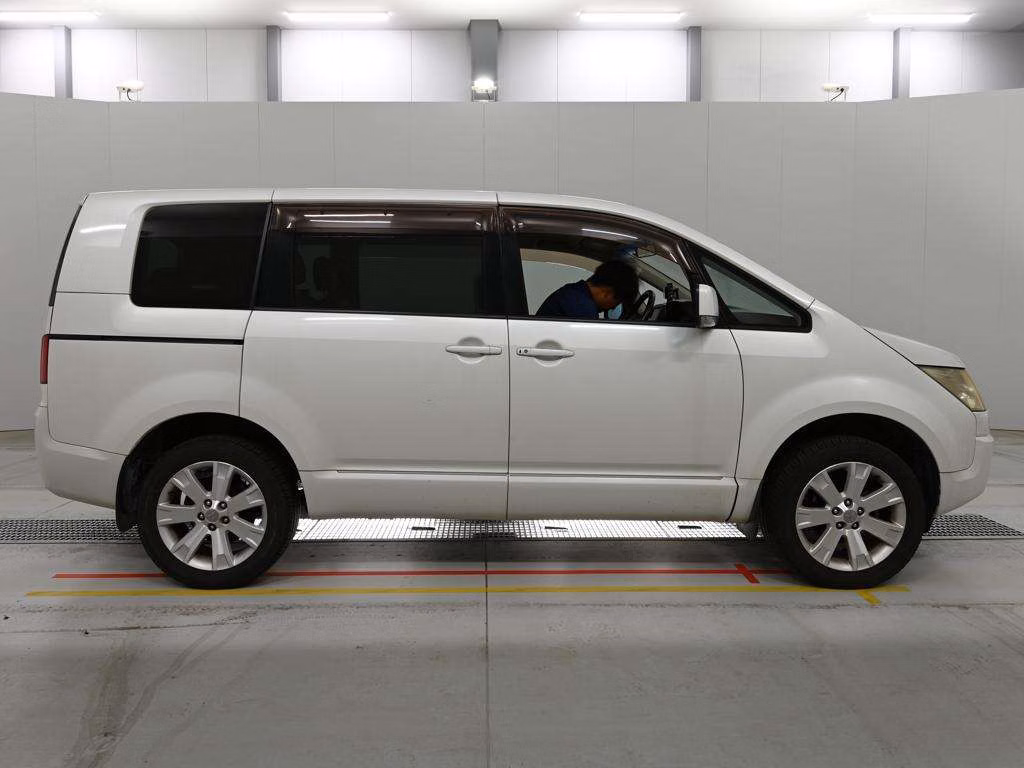 MITSUBISHI DELICA D:5