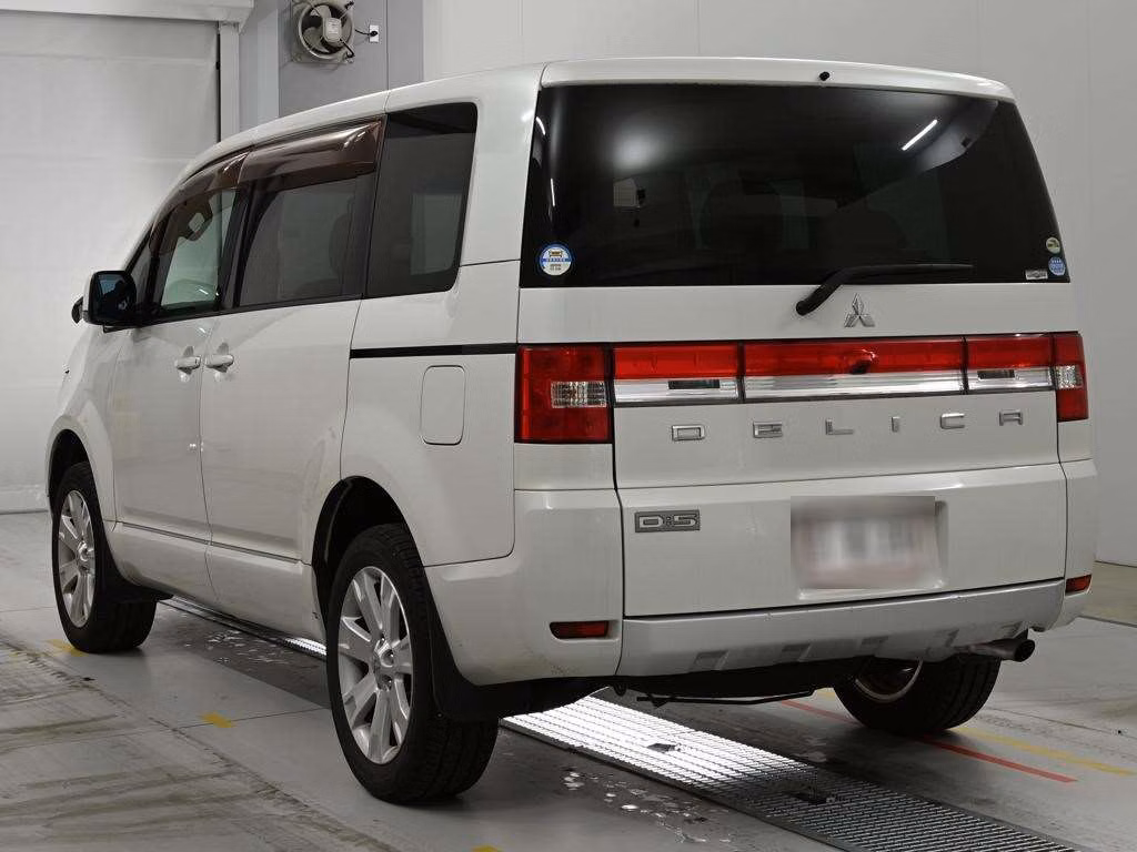 MITSUBISHI DELICA D:5