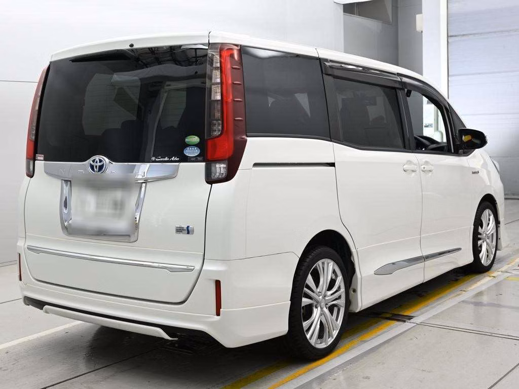 TOYOTA NOAH