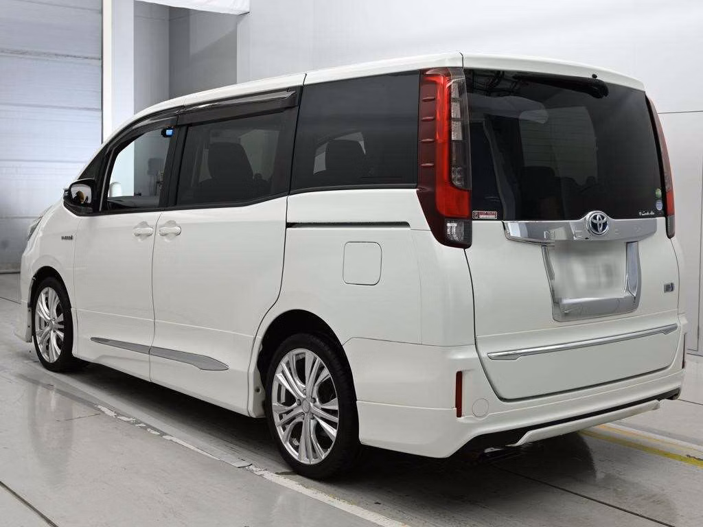 TOYOTA NOAH