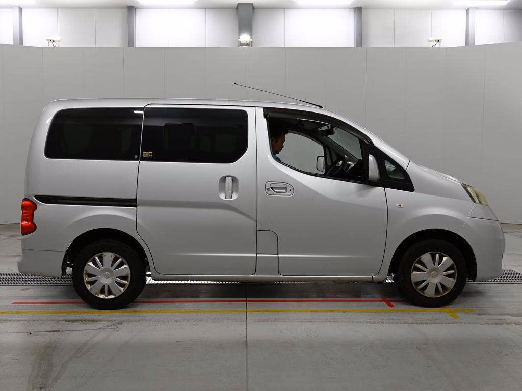 NISSAN NV200
